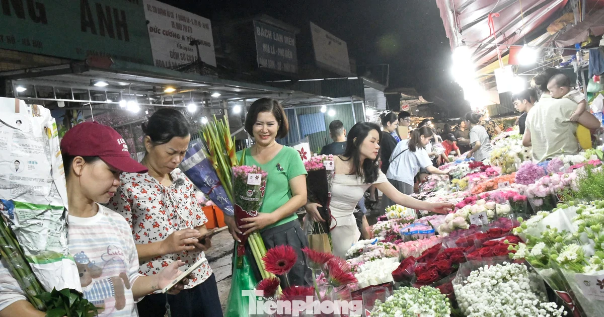 Chợ hoa đêm lớn nhất Hà Nội nhộn nhịp khách trước ngày 20/10