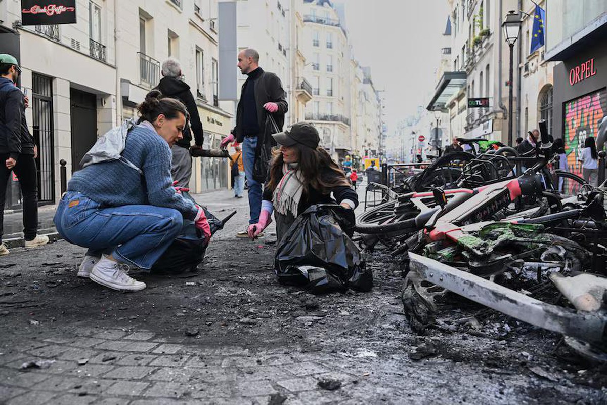 Du lịch Paris đúng ngày biểu tình biến thành bạo loạn: Du khách kéo vali chạy giữa hơi cay, khách sạn phải sơ tán