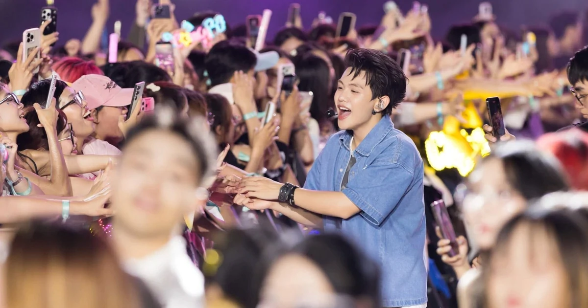 Kỷ lục 200.000 người đu concert ở TPHCM