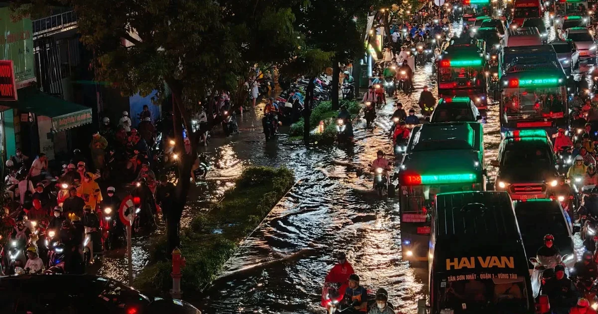 Đêm "kinh hoàng" sau mưa lớn ở TPHCM