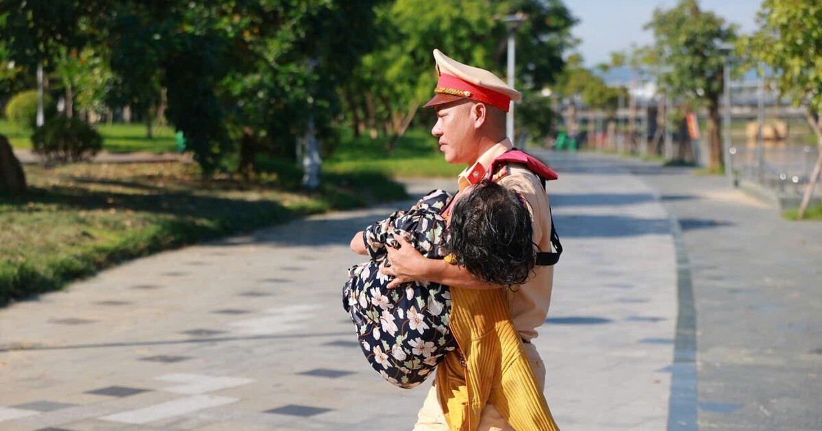 Thượng tá CSGT bơi ra giữa dòng sông Hương cứu người gặp nạn