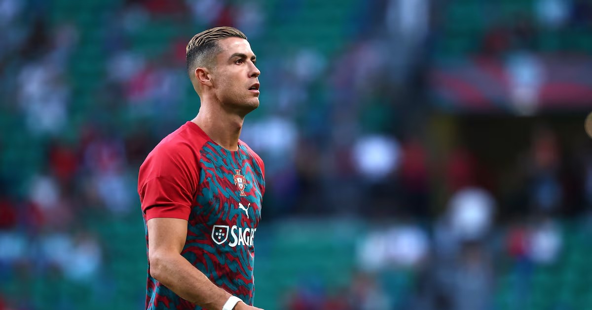 Ronaldo chớp mắt kiếm đủ tiền nộp phạt, bị đình chỉ vẫn ra sân đủ số trận