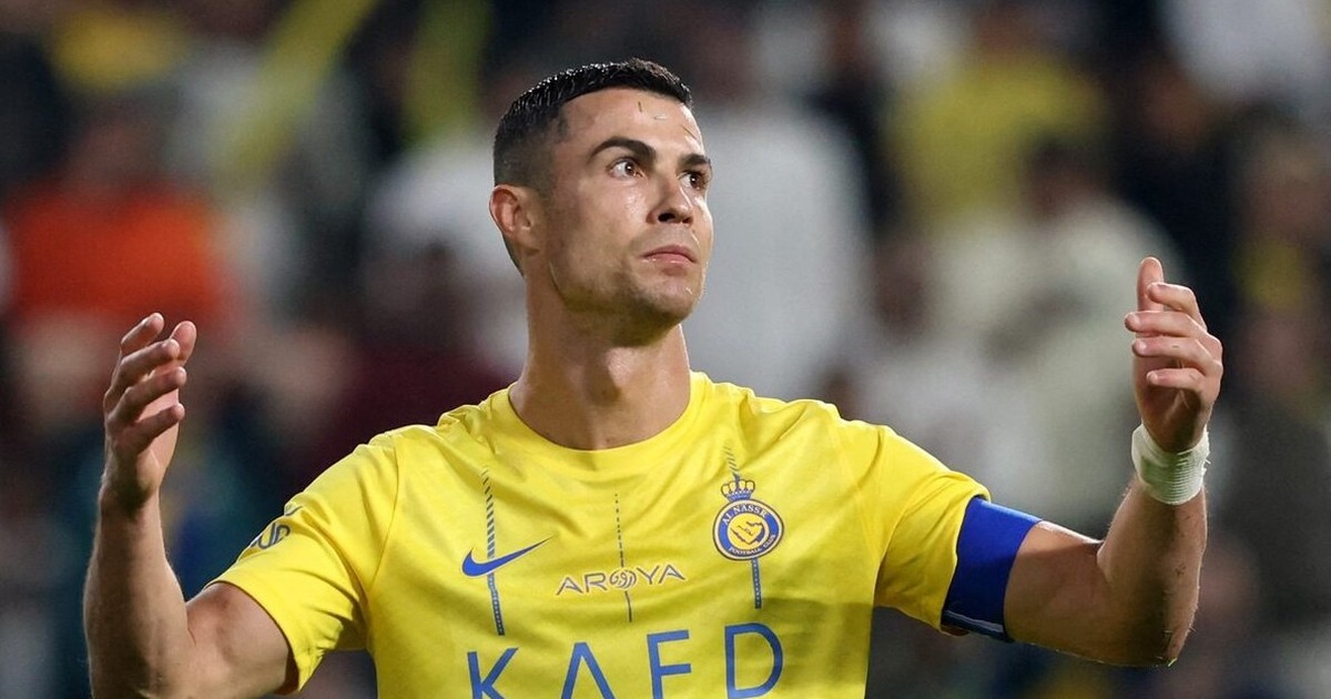 Ronaldo đá hỏng phạt đền ngay sau khi nhận án cấm thi đấu 30 ngày