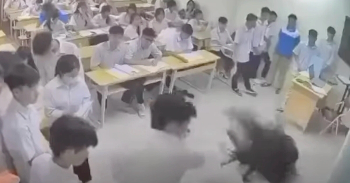 Bắt khẩn cấp nam sinh hành hung cô giáo ngay trên bục giảng ở Hà Nội
