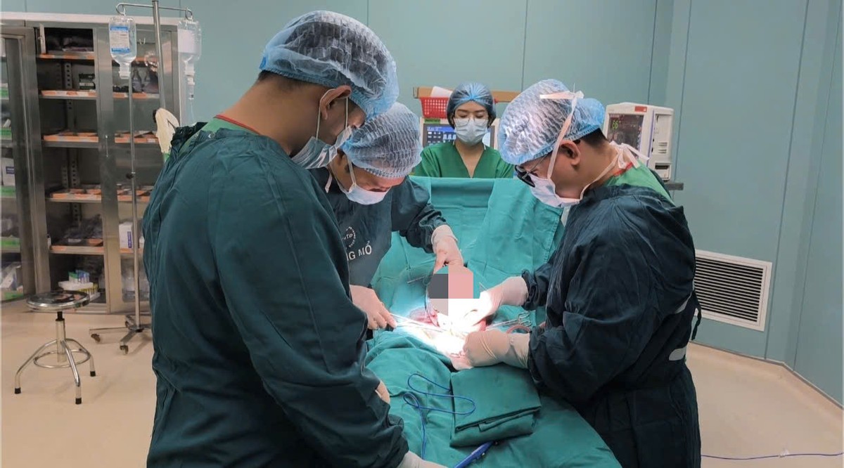 Muốn có trải nghiệm mới lạ, nam thanh niên đeo vòng kim loại 3cm vào vùng kín, bị kẹt suốt 10 ngày