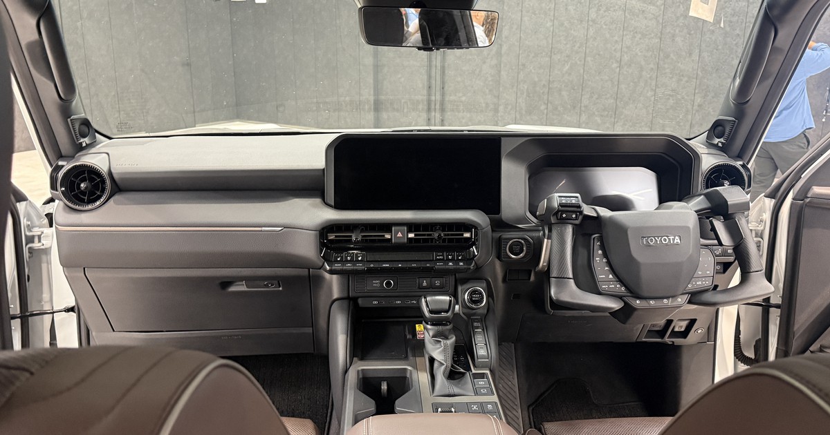 Cận cảnh Toyota Land Cruiser với công nghệ NEO Steer: Lái ô tô như xe máy