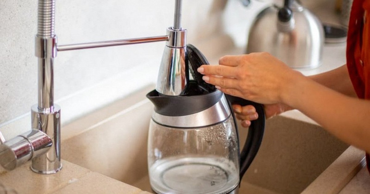 Một người đun nước, cả nhà ung thư? Bác sĩ cảnh báo 3 thói xấu khi đun nước đang "đầu độc" cả gia đình