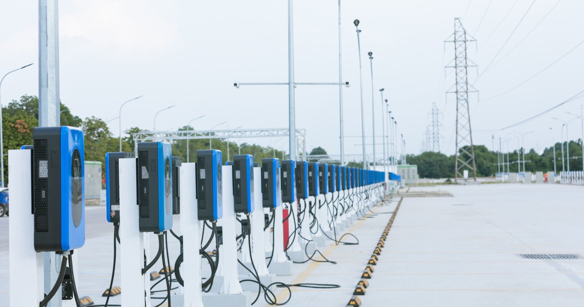 Công ty của tỷ phú Phạm Nhật Vượng vận hành trạm sạc ô tô điện lớn nhất Việt Nam: Hơn 1.000 vị trí đỗ, 866 cổng sạc tại Long Biên