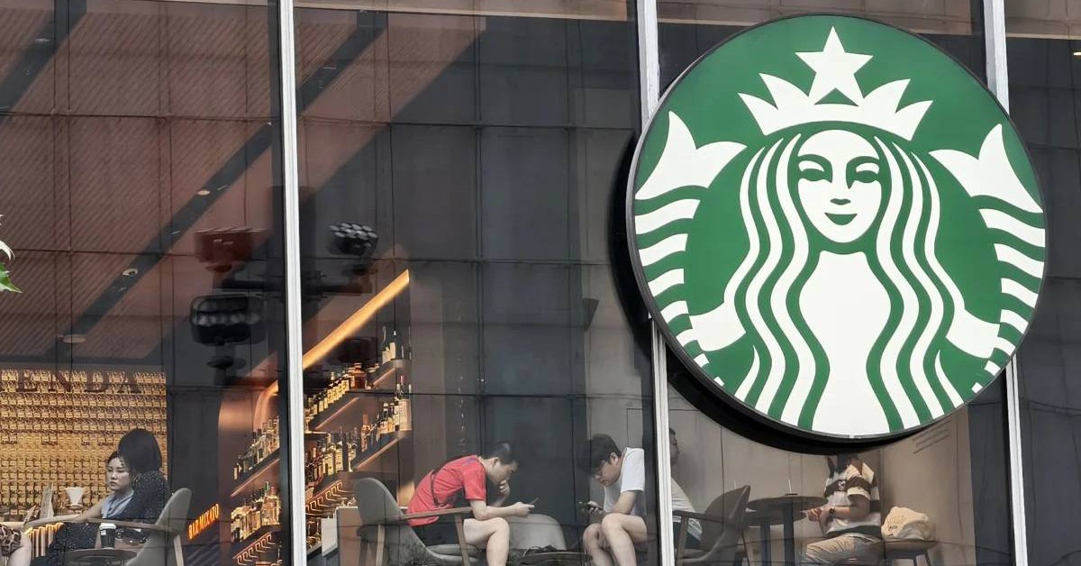 Starbucks ra quy định mới tại 8.000 cửa hàng, k...