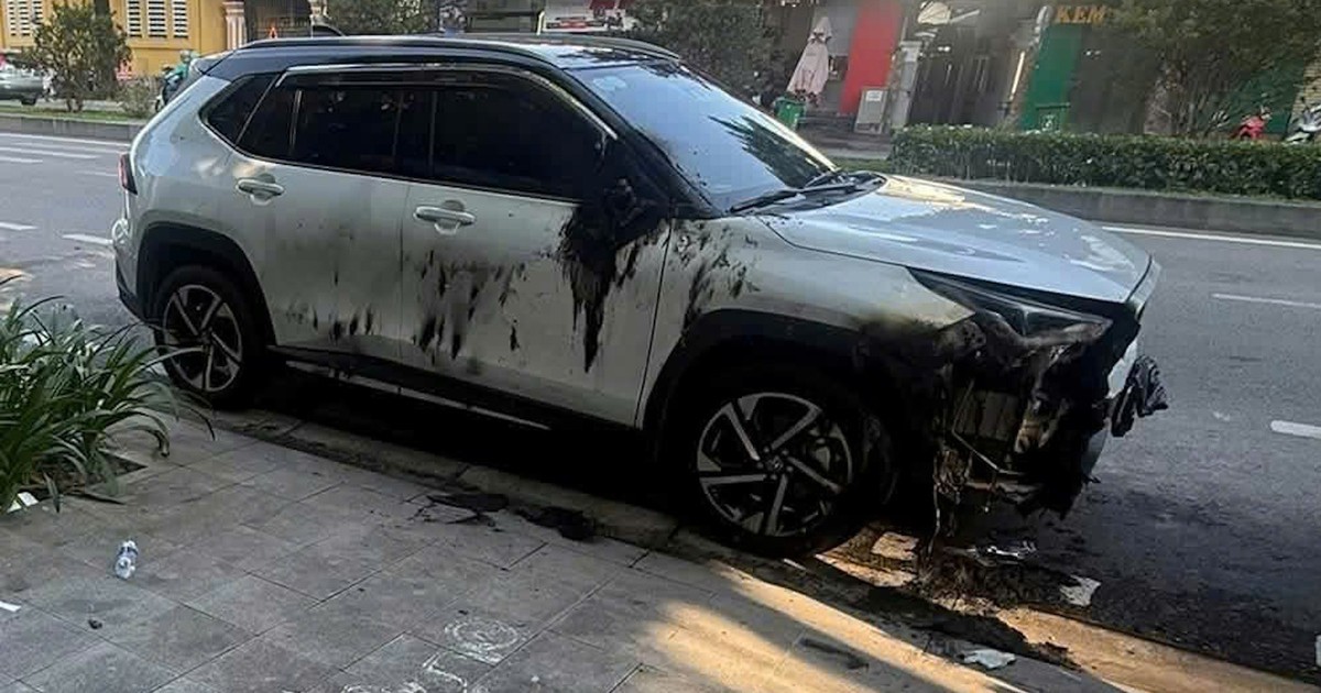 Ô tô bị đốt phá khi đang đậu ven đường, hư hỏng nghiêm trọng ở Huế
