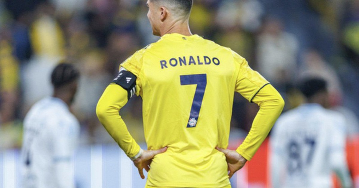 Ronaldo gây chú ý khi từ chối nhận giải thưởng?