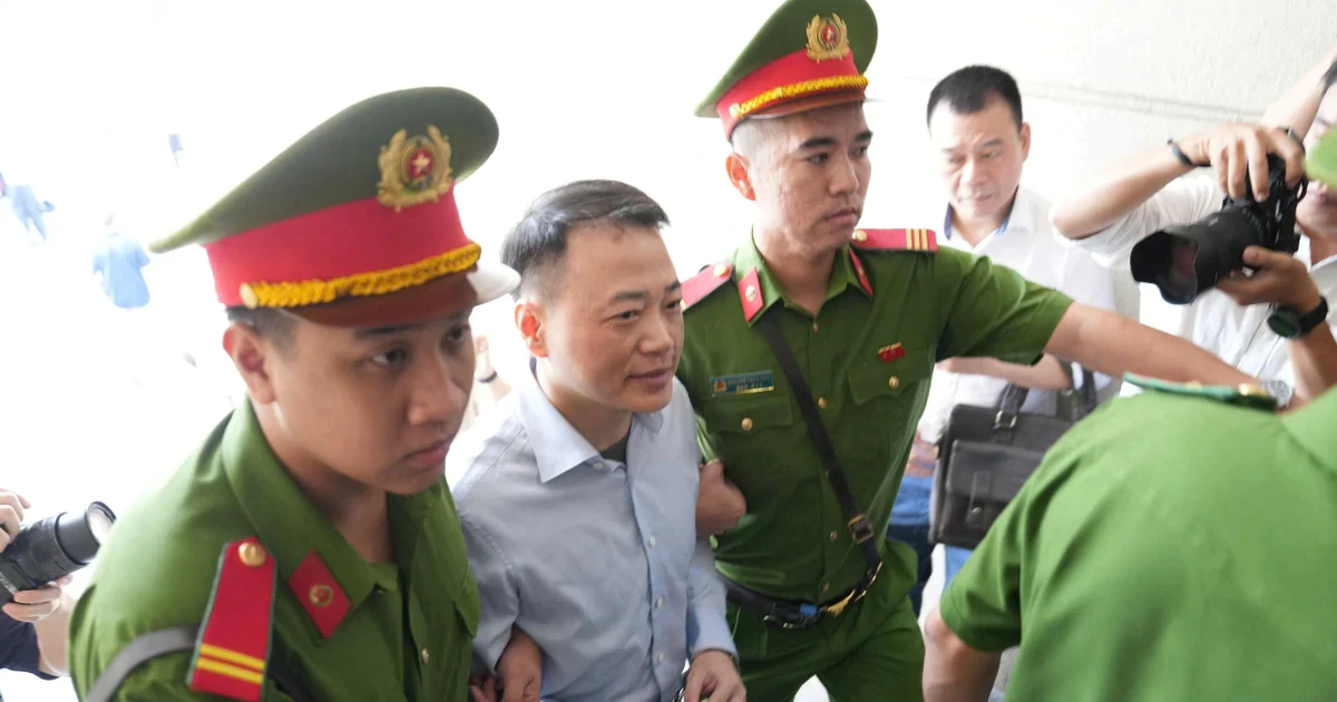 Cảnh sát dẫn giải Mr Pips, Shark Bình cùng đồng phạm đến tòa
