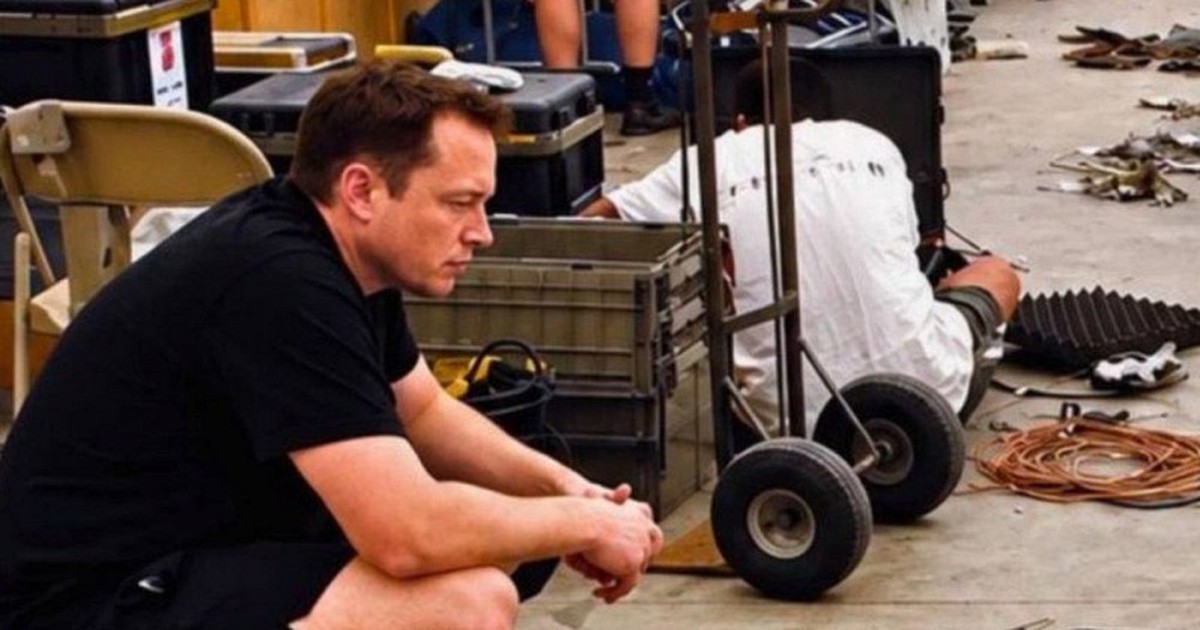 Khi bạn nghĩ đến việc bỏ cuộc, hãy nhớ đến bức ảnh này của Elon Musk năm 2006
