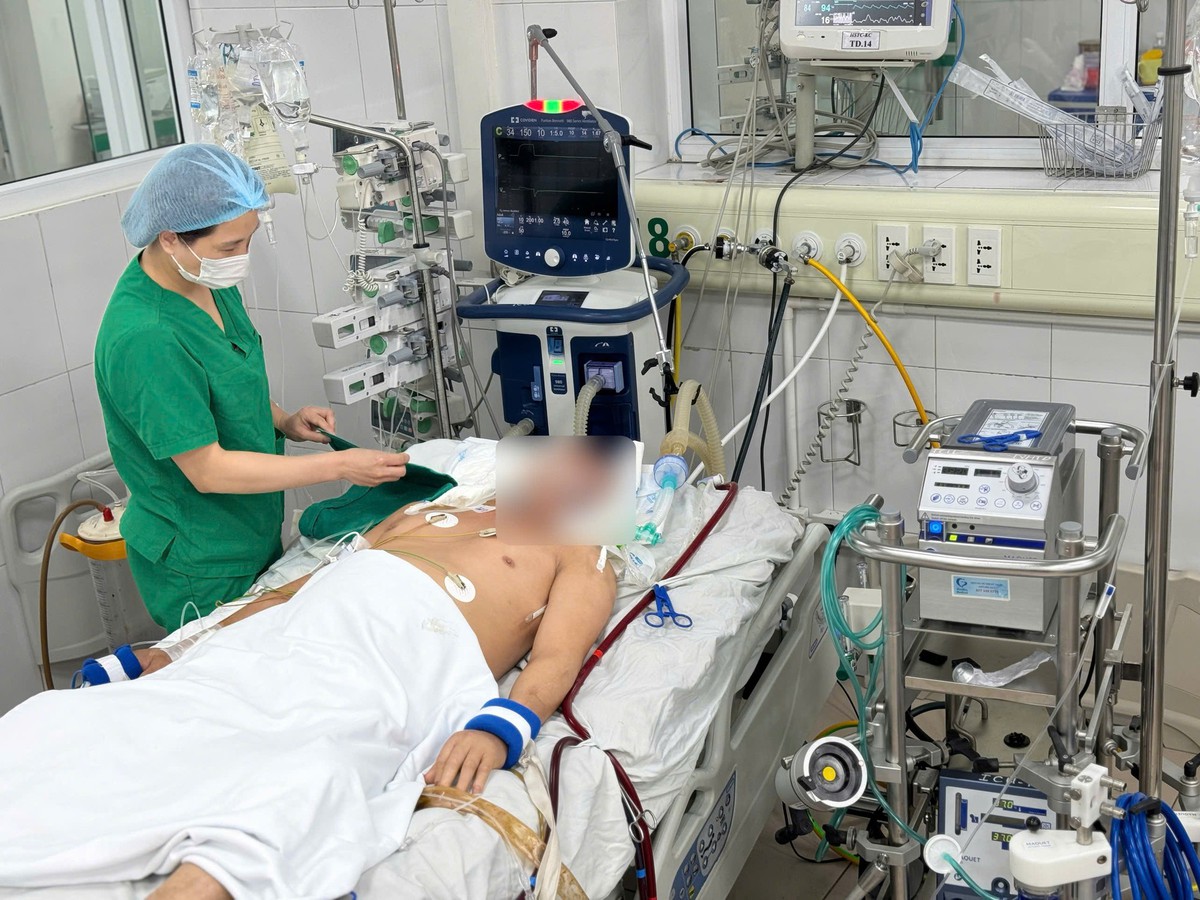 Cảnh báo sốt xuất huyết gây nguy kịch ở người trẻ: 13 ngày cứu sống nam thanh niên 23 tuổi suy hô hấp, phải chạy ECMO