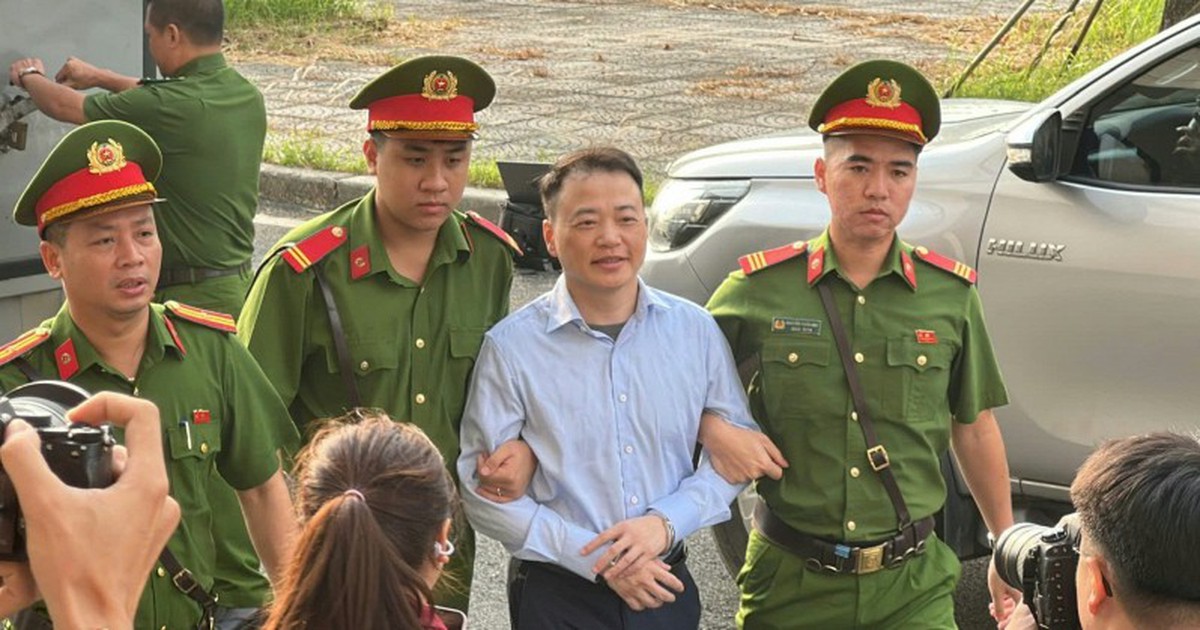 Vì sao Shark Bình vẫn mặc áo sơ mi khi hầu tòa?