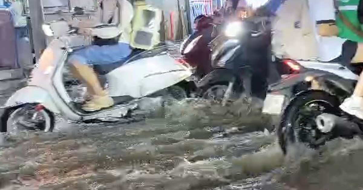 TP.HCM: Triều cường dâng cao, nhiều tuyến phố ngập sâu khiến đường về nhà sau giờ tan sở thêm phần chật vật