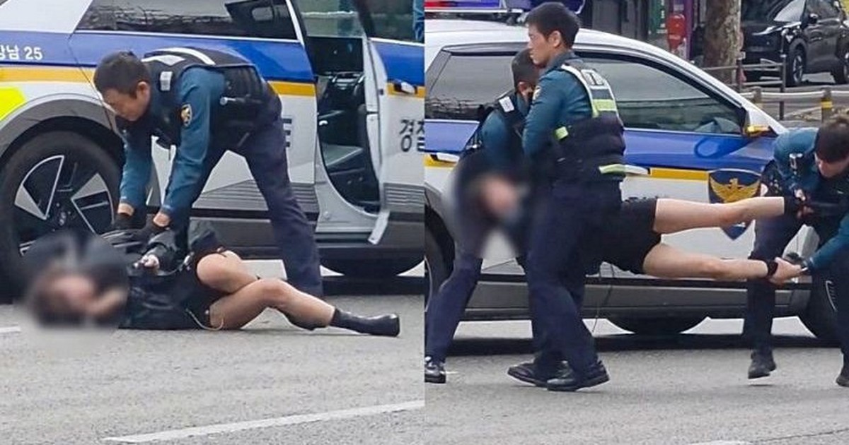 Cô gái say xỉn khóc lóc đi giữa đại lộ Gangnam, 3 cảnh sát Hàn Quốc phải "khiêng" vào vỉa hè