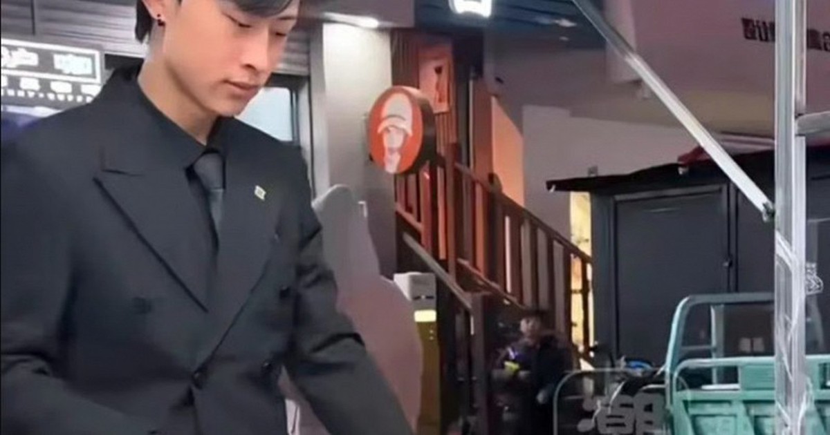 Nam thanh niên 19 tuổi mặc vest ở vỉa hè chỉ lặp lại động tác đơn giản, mỗi tháng kiếm gần 200 triệu đồng