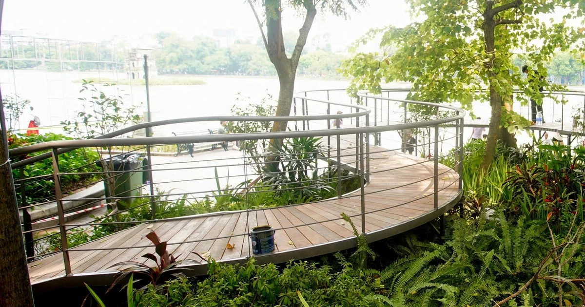 Cầu cạn đang lộ diện bên hồ Hoàn Kiếm