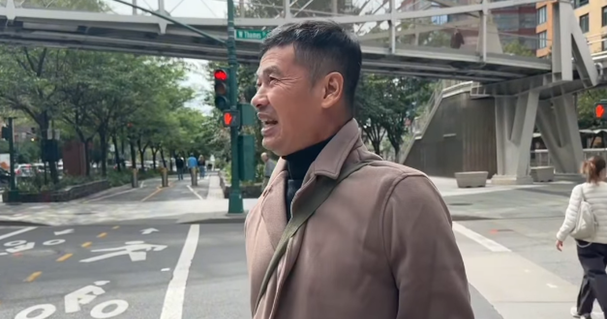 Nam diễn viên U60 sang Mỹ: "Đi Mỹ tươi cười vậy chứ lòng cũng buồn"