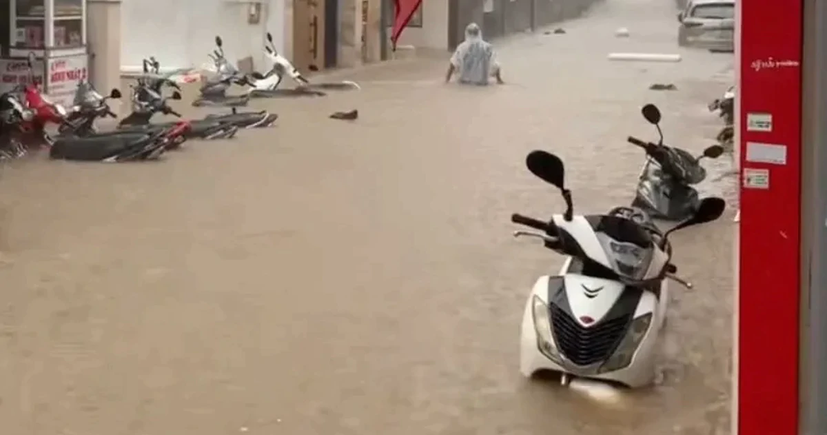 Mưa lớn, nhiều hẻm ở Đà Lạt ngập sâu
