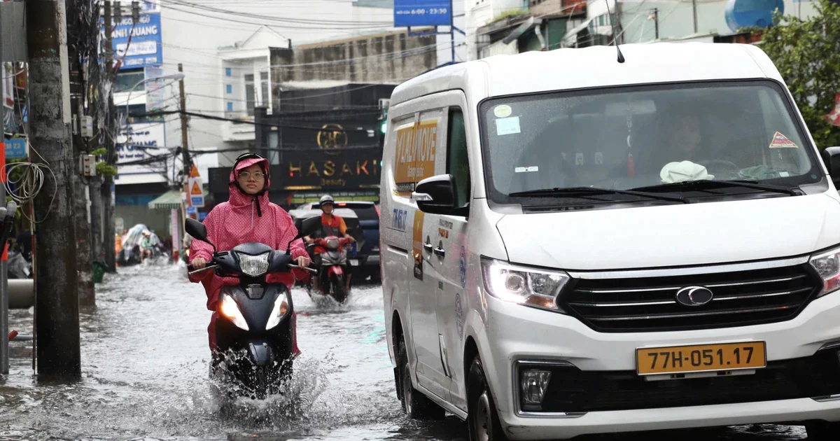 Mưa chiều cuối tuần, nhiều tuyến đường TPHCM lại ngập
