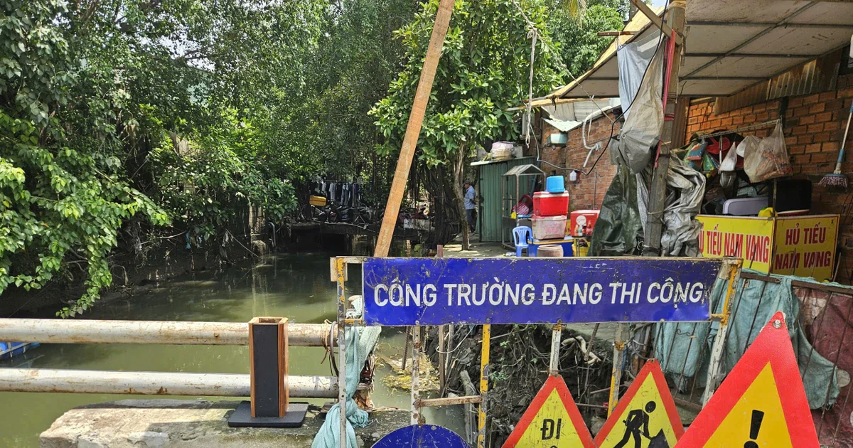 Cảnh báo hố sâu nguy hiểm tại con đường ngập nặng nhất ở TPHCM
