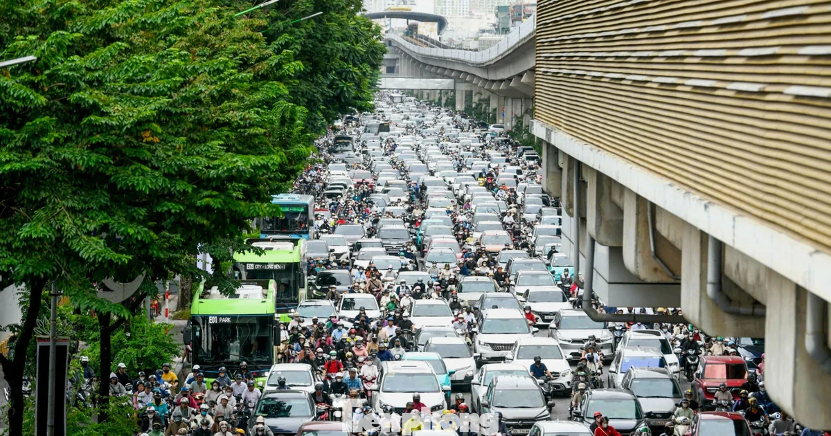 Dòng xe ken đặc trên nhiều tuyến đường Hà Nội sáng đầu tuần