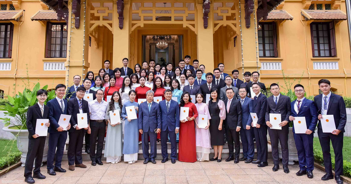 Bộ Ngoại giao thông báo tuyển dụng công chức, chỉ tiêu đúng 10 người, yêu cầu không nói ngọng, nói lắp, thi vấn đáp 2 vòng trong 30 phút