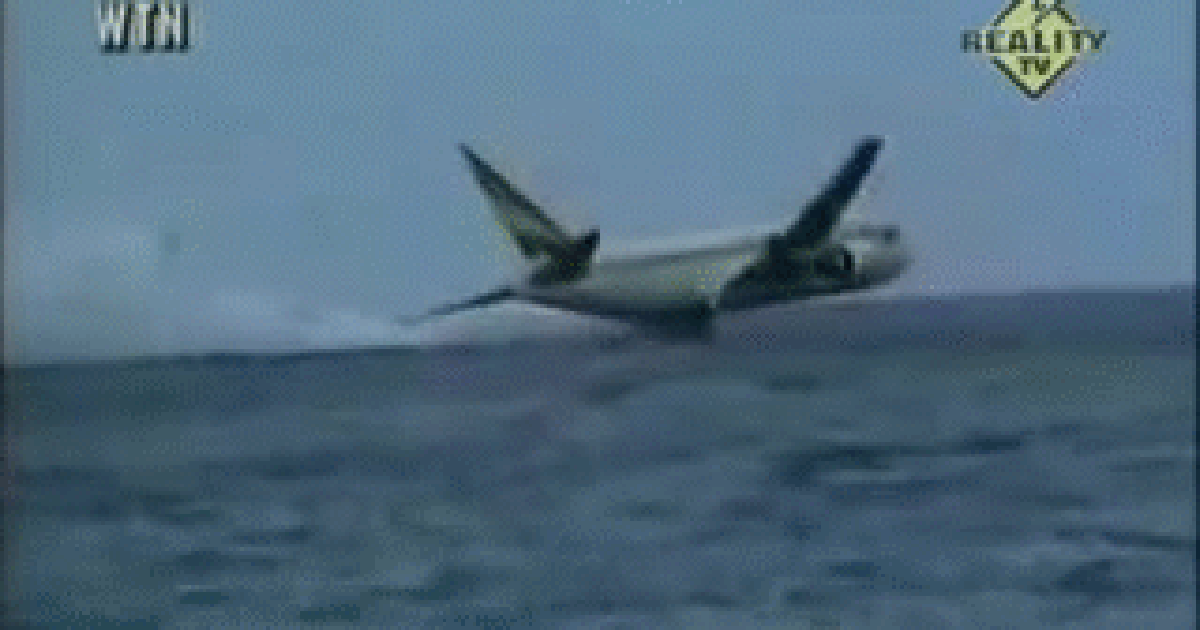 Một máy bay bị cướp lao xuống biển với tốc độ 320 km/h: 125 người bỏ mạng dưới làn nước xanh