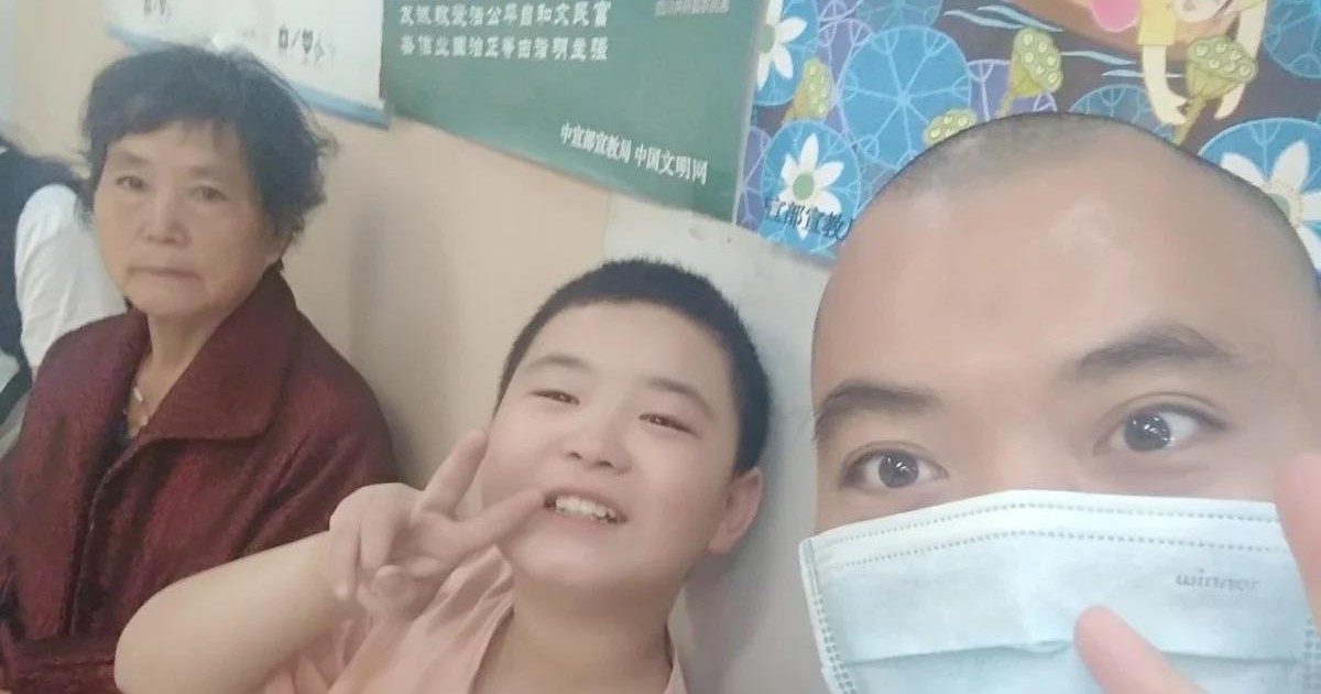 ‘Cứu bố trước, giảm cân sau’: Cậu bé 11 tuổi ăn 5 bữa mỗi ngày, tăng 18 kg để hiến tủy cho cha