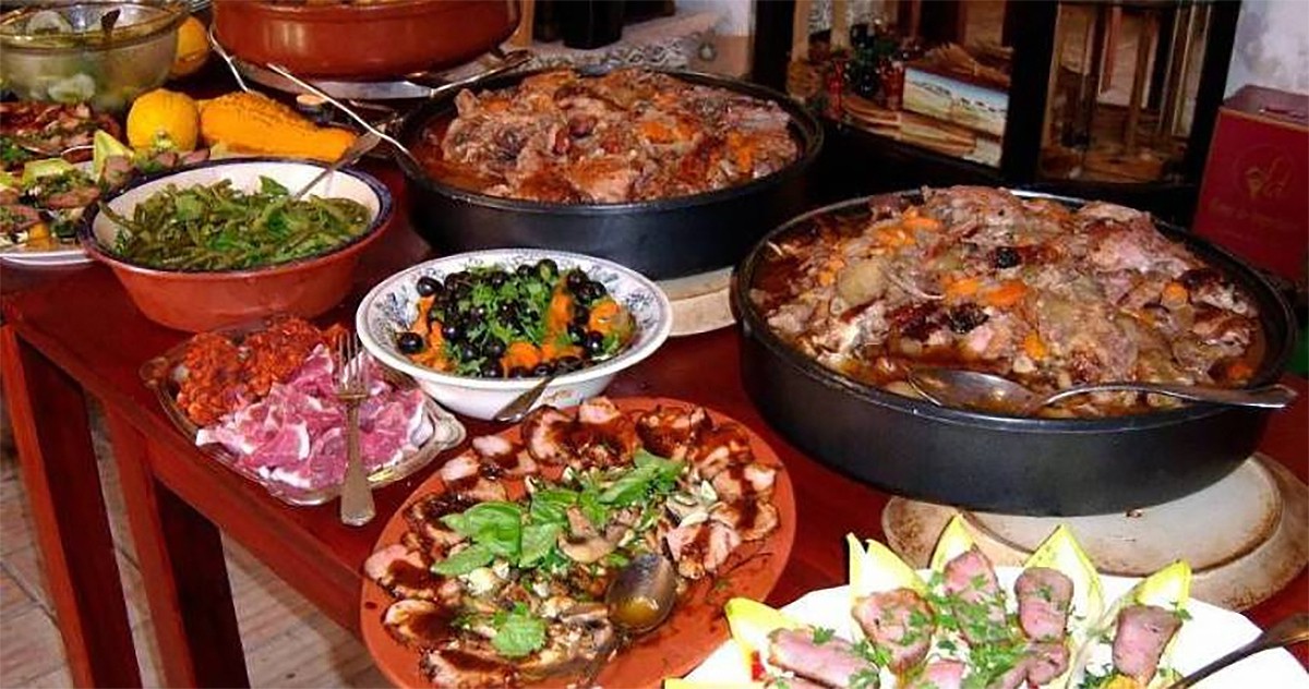 Cô gái ăn buffet 2 tiếng liền, dạ dày phình gấp 5 lần, phải mổ "tháo" thức ăn