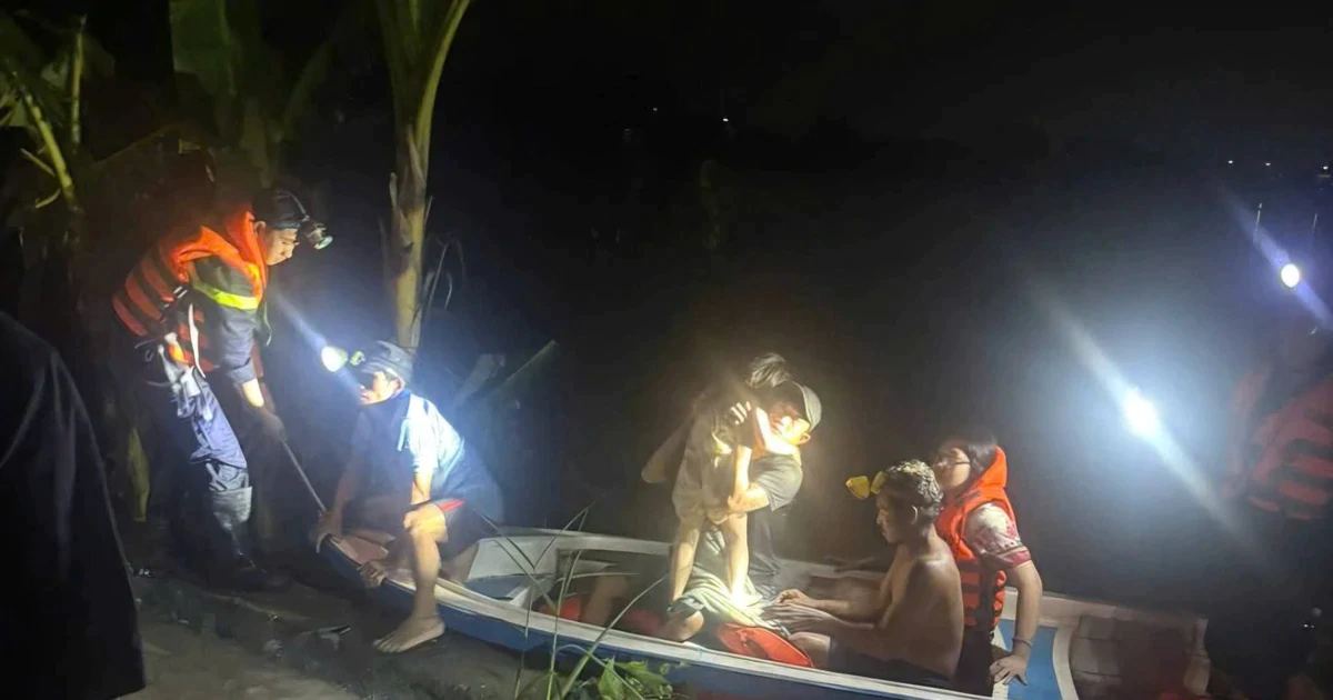 Mưa lớn gây ngập sâu ở TPHCM, 113 người dân được đưa đến nơi an toàn