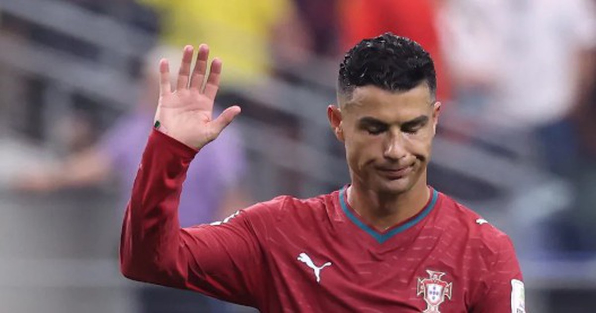 Ronaldo khởi động suốt hiệp 2 rồi không được vào sân: Lời hứa khiến siêu sao Bồ Đào Nha quyết định rời tuyển