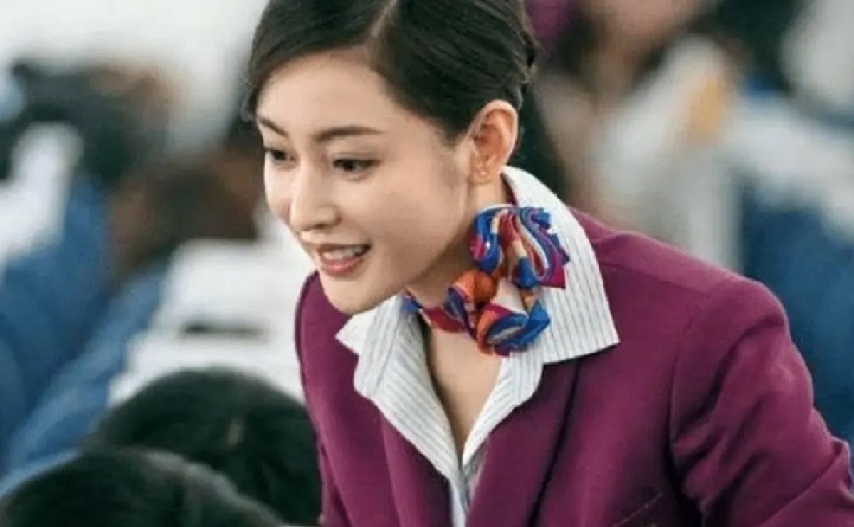Vì sao tiếp viên hàng không thường đeo khăn lụa?