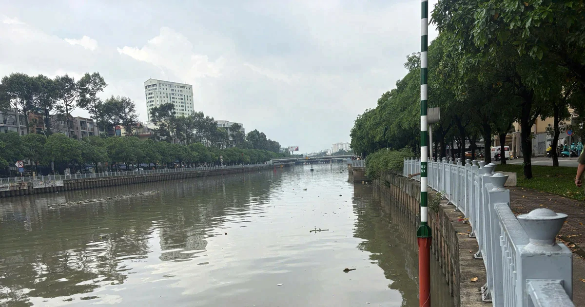 Nhân viên vớt rác phát hiện thi thể trên kênh Nhiêu Lộc
