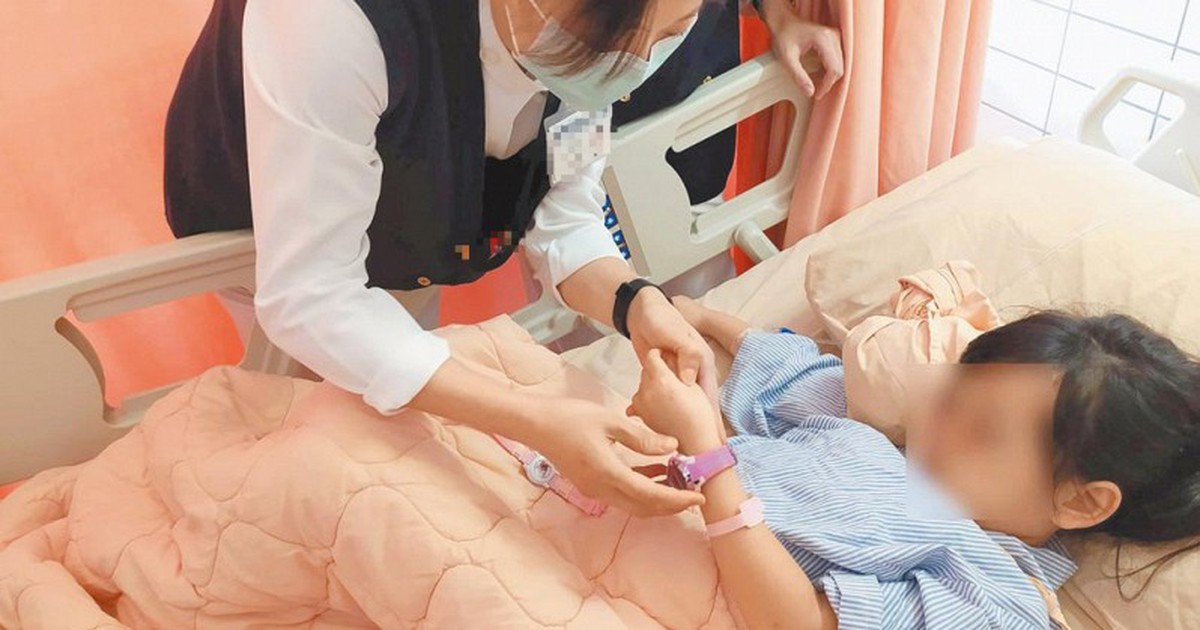 Bé gái 4 tuổi mắt bỗng chuyển màu tím vì mắc "vua ung thư", người mẹ nức nở: "Tôi đã hủy hoại đời con mình!"