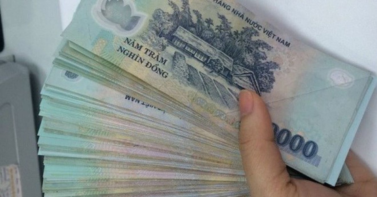 Lực lượng An ninh xác minh chiếc ví đen chứa 19.000.000 đồng cùng thẻ ngân hàng, giấy tờ tại sảnh ga đến quốc nội sân bay Phú Bài