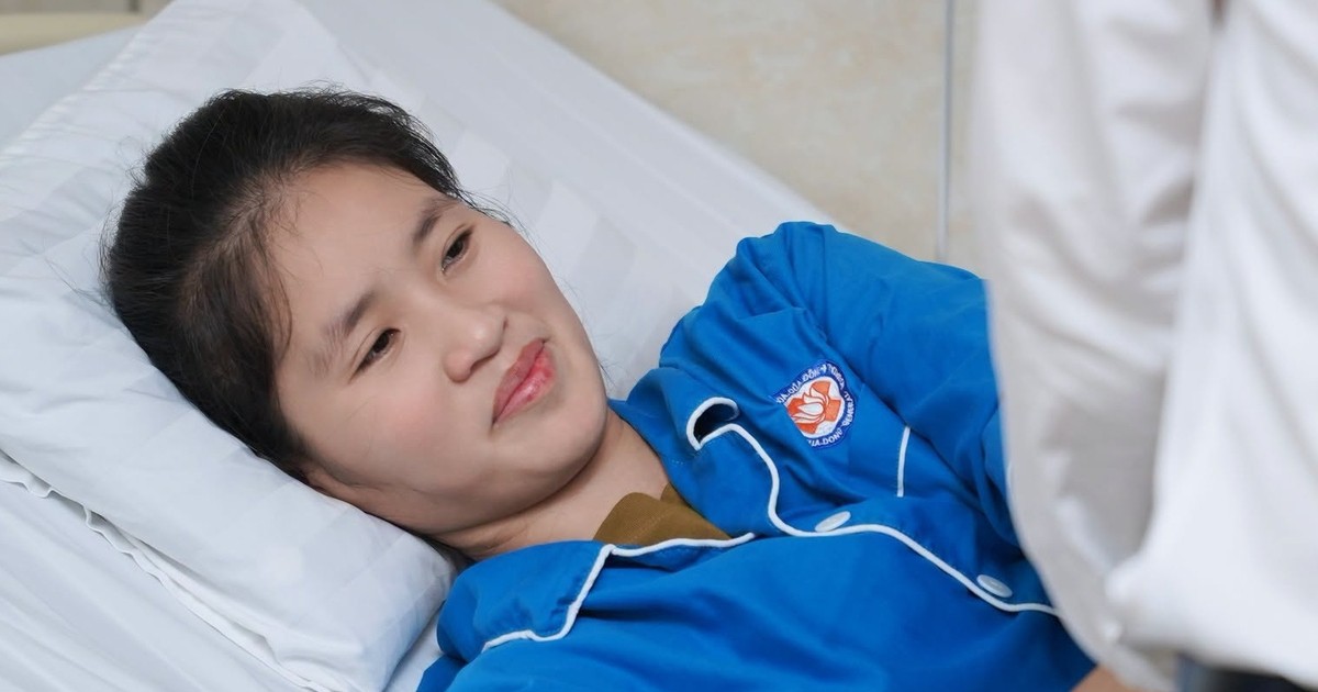 Xúc động khoảnh khắc giám đốc bệnh viện thăm cô giáo mất chân khi cứu học trò