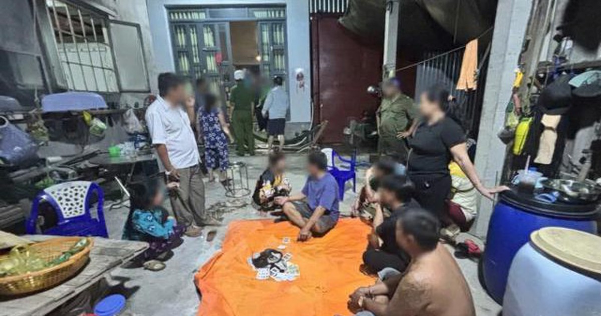 Kiểm tra một căn nhà lúc 22 giờ, công an bắt quả tang Nguyễn Thị Kim H. 52 tuổi và 9 người