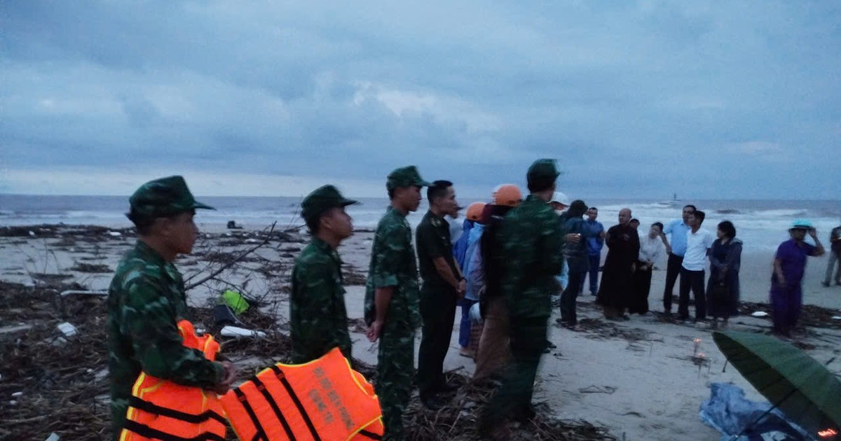 Tặng bằng khen cho nam thanh niên dũng cảm cứu sống 4 học sinh ở Quảng Trị