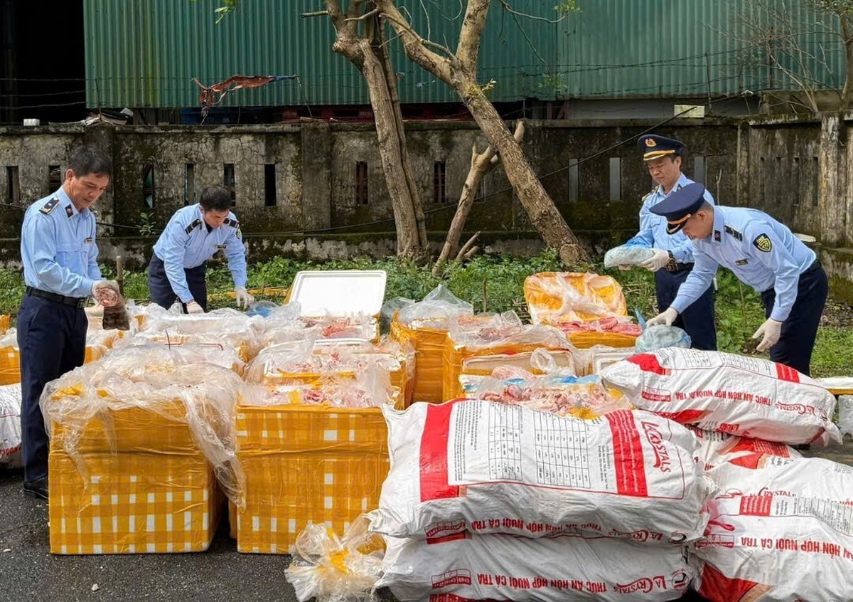 Phát hiện xe vận chuyển hơn 2,6 tấn nội tạng không rõ nguồn gốc trên cao tốc