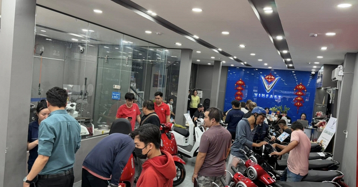 Người Việt đổ xô đi mua xe máy điện, nhiều đại lý thông báo "cháy hàng"