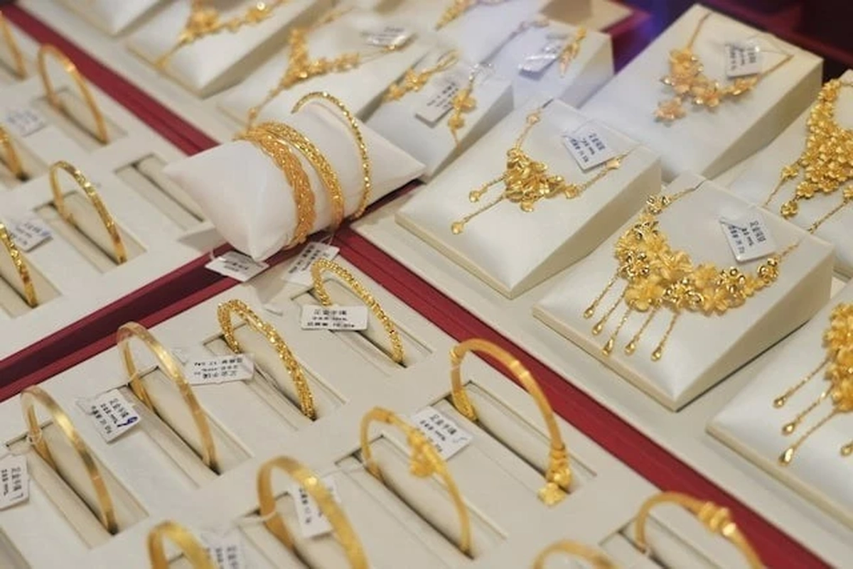 Lý do giá vàng thế giới rơi mạnh