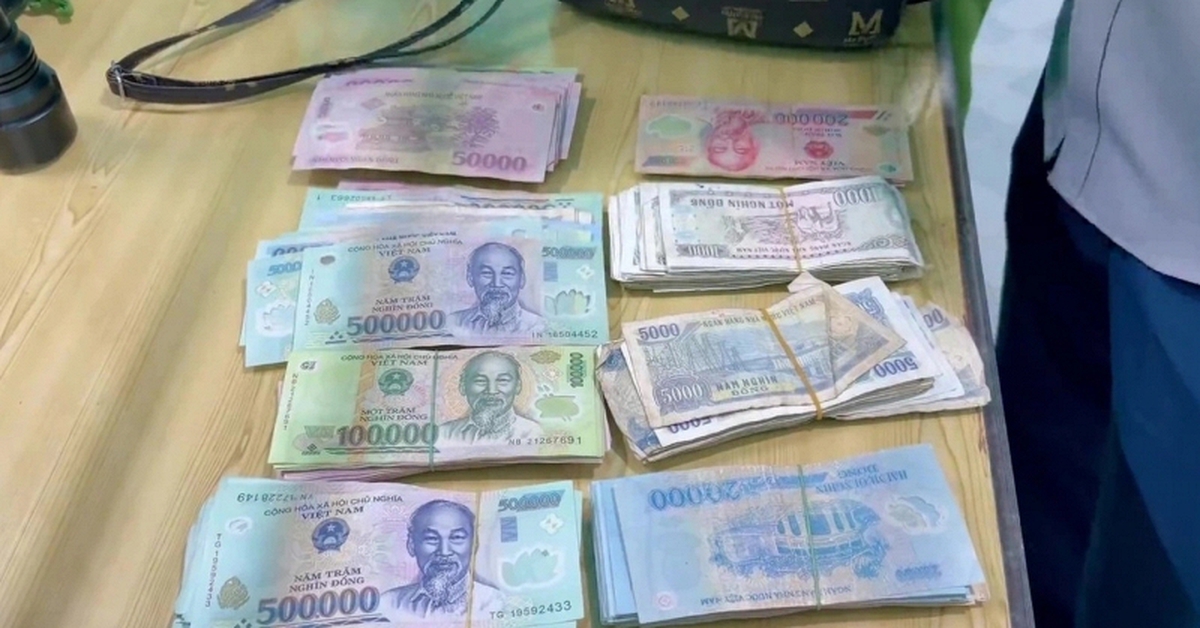 Phát hiện chiếc túi chứa đầy tiền mệnh giá 500k, 200k, 100k, 50k… thanh niên nhặt được lập tức chạy thẳng đến nơi này