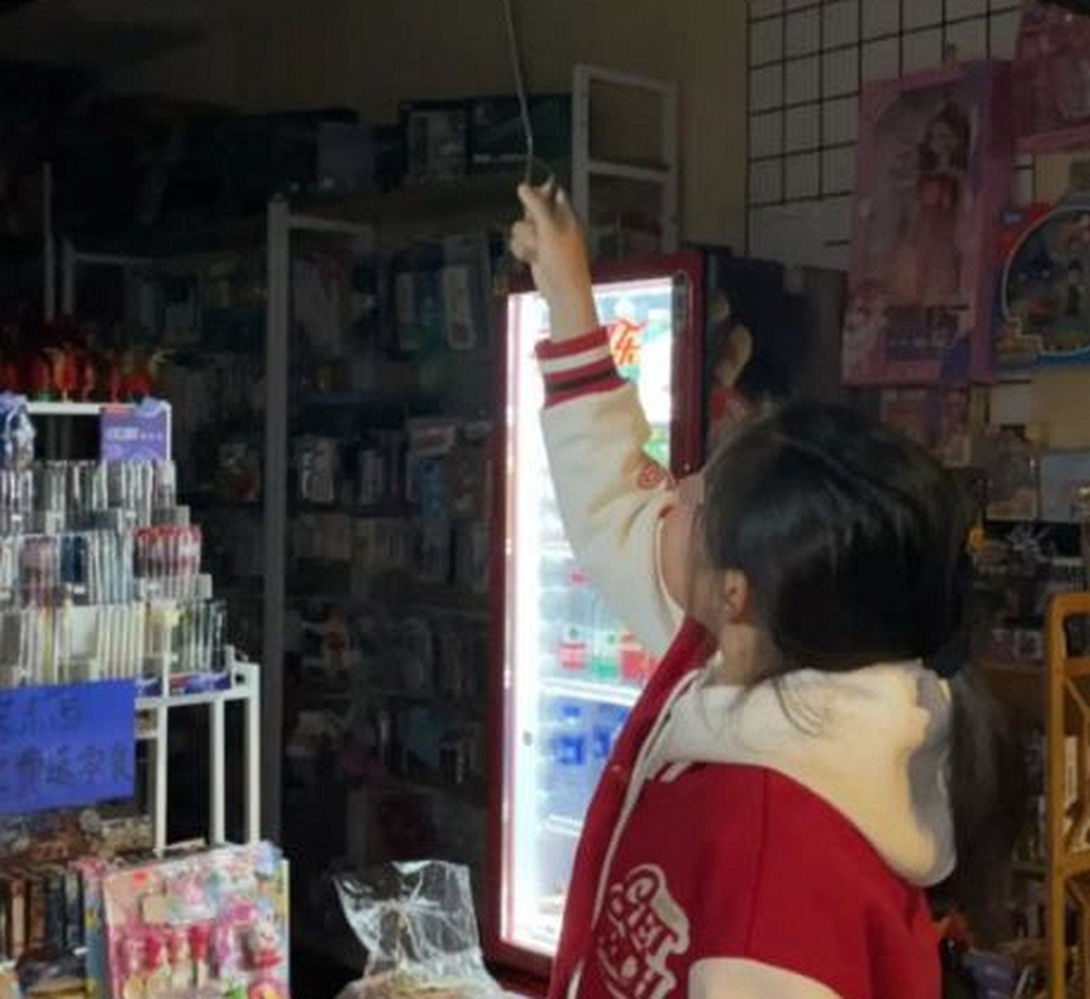 Thấy tiền lì xì gửi ngân hàng lãi quá thấp, bé gái 12 tuổi mở cửa hàng văn phòng phẩm rồi thuê mẹ làm nhân viên, trả lương 350 nghìn/ngày