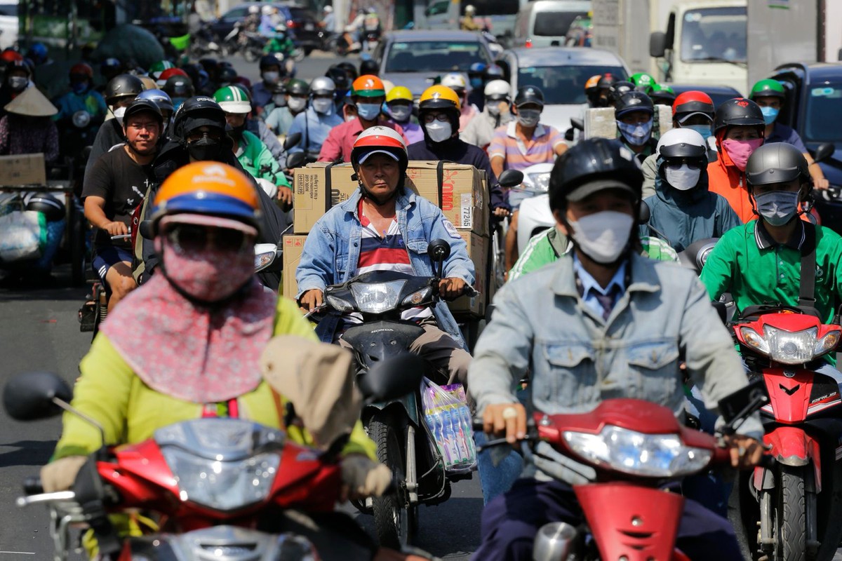 Áo chống nắng đang bị mua theo cảm tính, còn người tiêu dùng thì rối bời trong “ma trận” áo chống UV