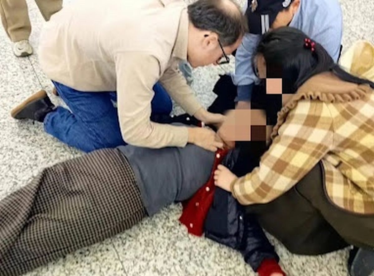 Người phụ nữ 30 tuổi đột ngột tử vong sau 10 phút xuống máy bay, bác sĩ cảnh báo: "Hãy cẩn thận với kiểu thoải mái này"