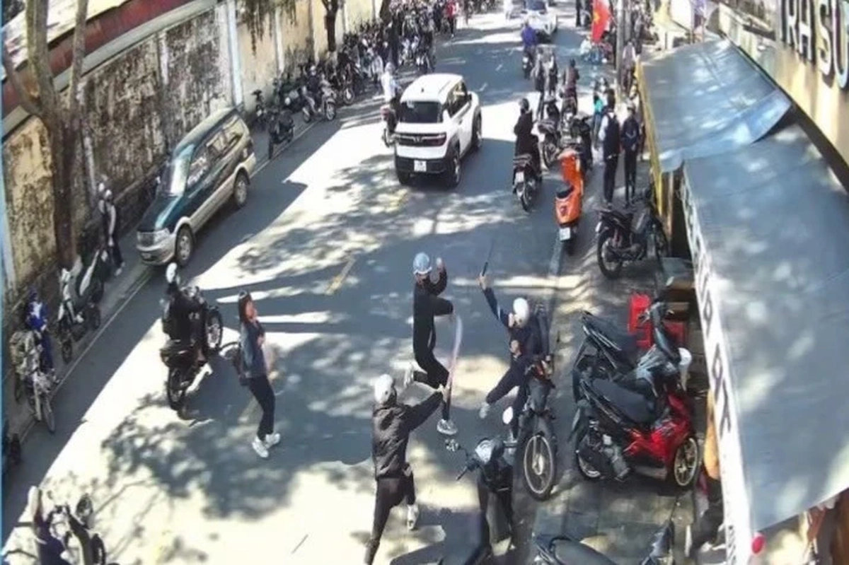 Bắt nhóm học sinh mang hung khí truy sát bạn trước cổng trường