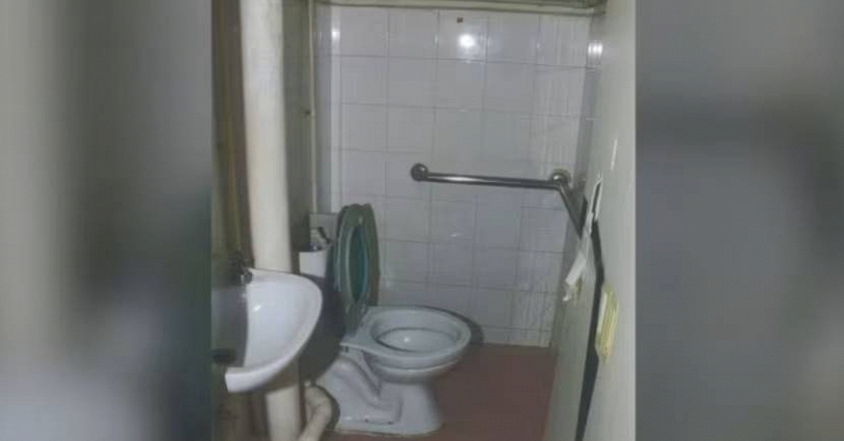 Bé gái 5 tuổi tử vong sau khi bị mẹ kế nhốt trần truồng 10 tháng trong nhà vệ sinh, đói đến mức ăn cả đệm, hiện trường xót xa